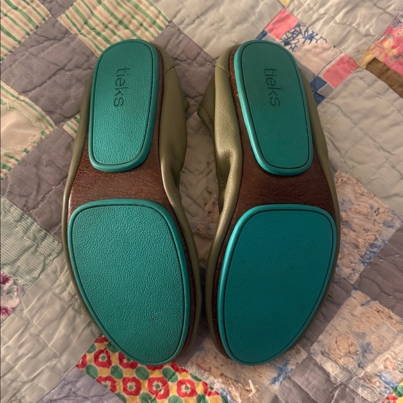 Tieks Flats in Olive Green: Size 7 - Picture 3 of 9